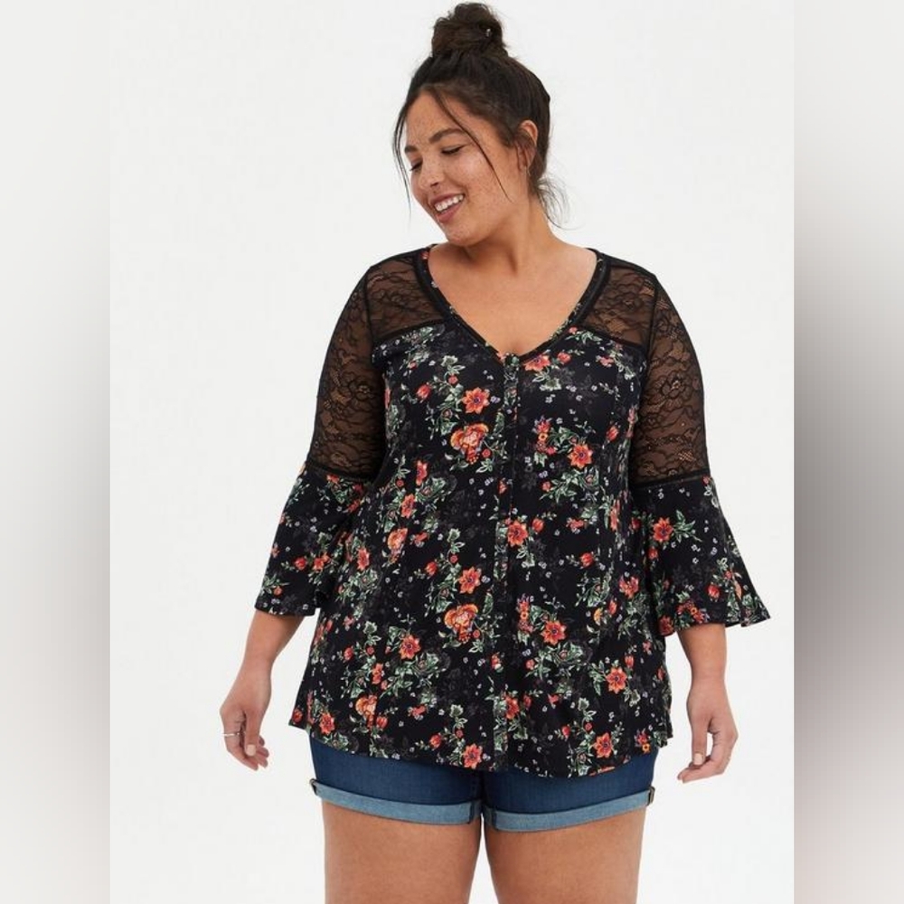 NWT Torrid 2 Super Soft V-Neck Lace Inset Bell Sleeve Button-Front Top